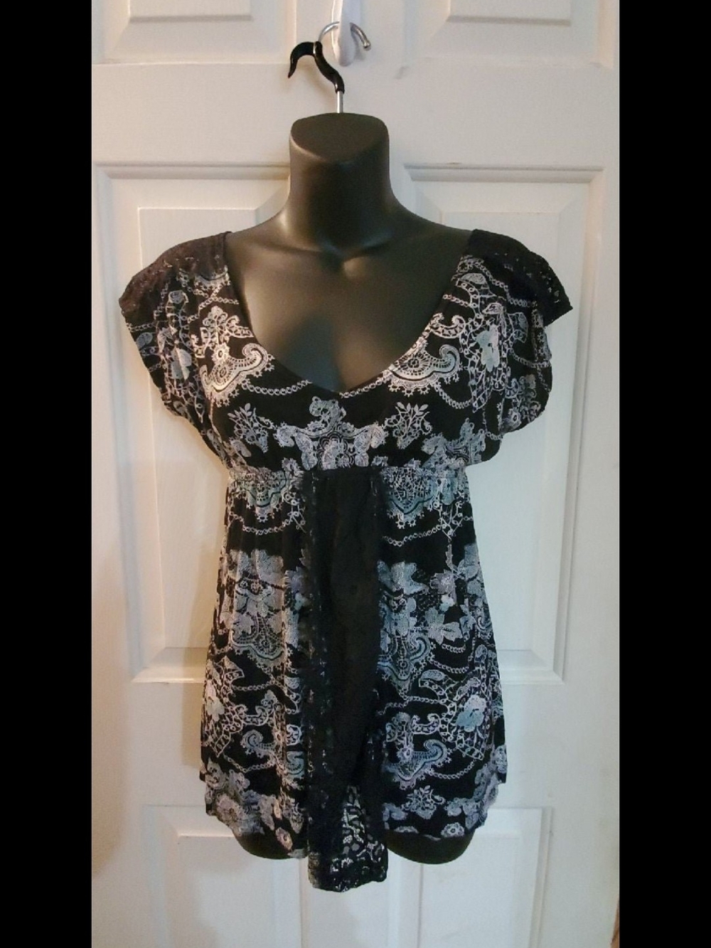 Rue21 Black & White Paisley Lace-Trim V-Neck Tunic
